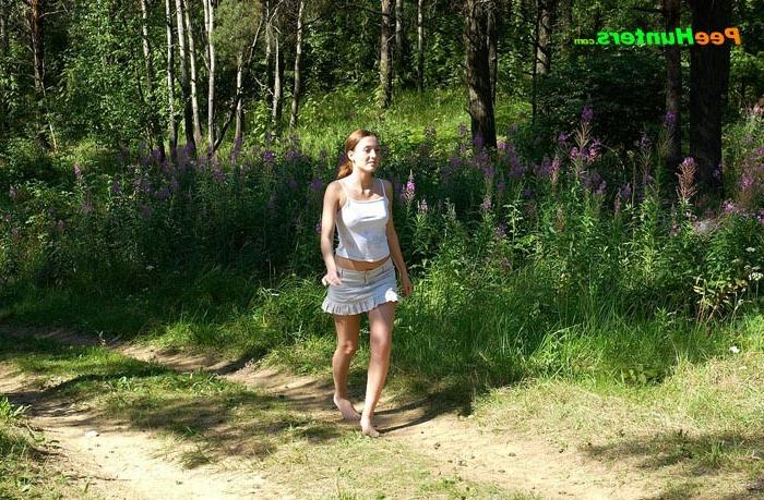 16P Kinky chick plays with the fountain of her piss