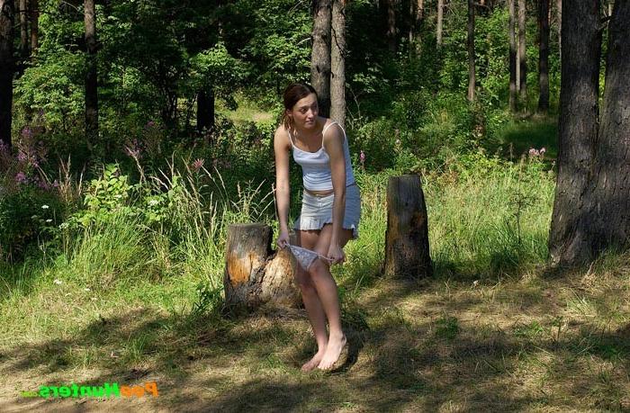 16P Kinky chick plays with the fountain of her piss