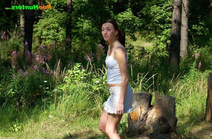 16P Kinky chick plays with the fountain of her piss