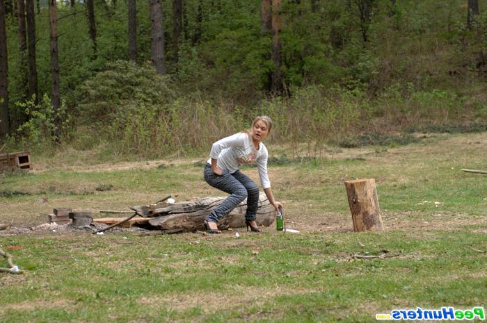16P Girl goes to the woods to piss and smoke a cig