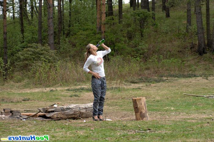 16P Girl goes to the woods to piss and smoke a cig