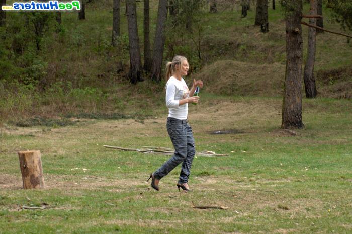 16P Girl goes to the woods to piss and smoke a cig