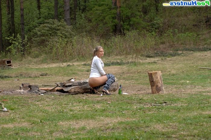 16P Girl goes to the woods to piss and smoke a cig