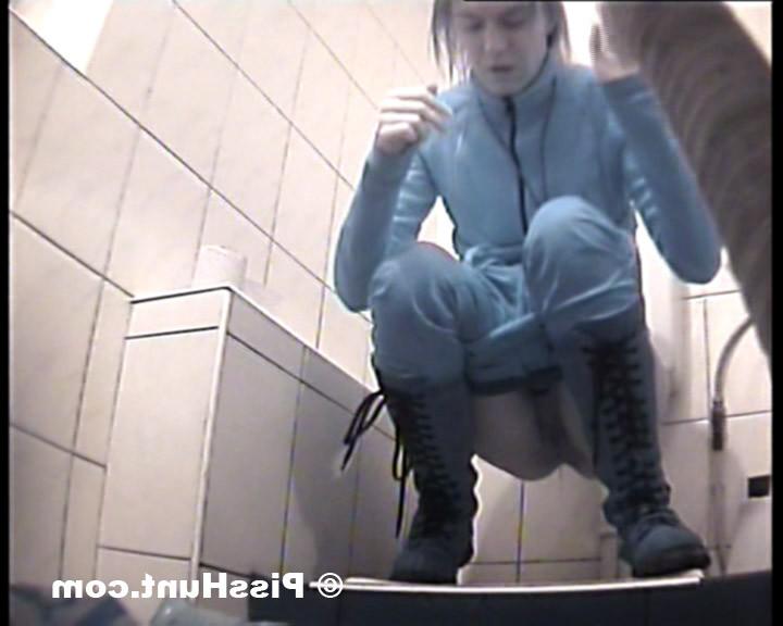 14P HQ spy cam shoot hot babe peeing in public wc