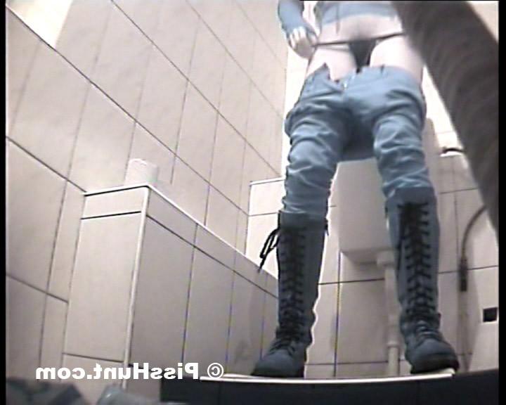 14P HQ spy cam shoot hot babe peeing in public wc