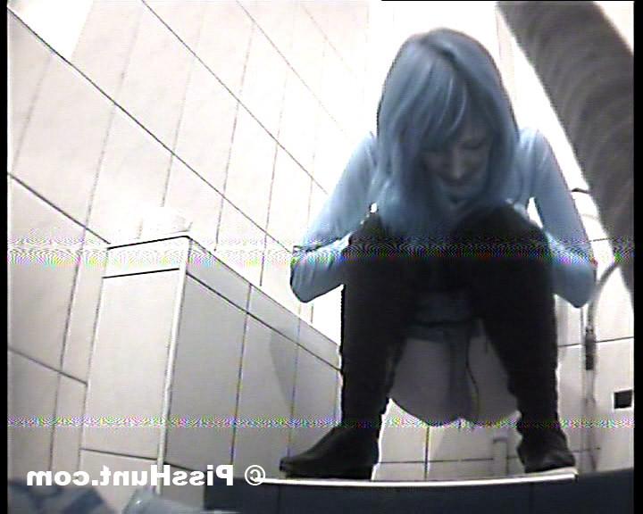 14P HQ spy cam shoot hot babe peeing in public wc