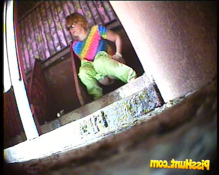 14P Girl and oldie exposed to spy cam in public loo