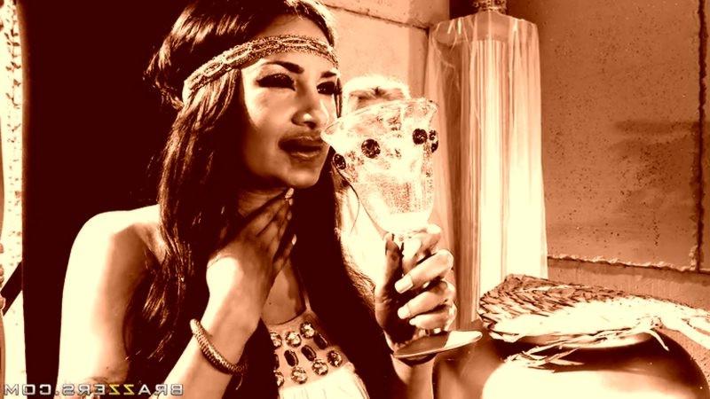 16P Amy Reid the horny sex queen banged in her tomb