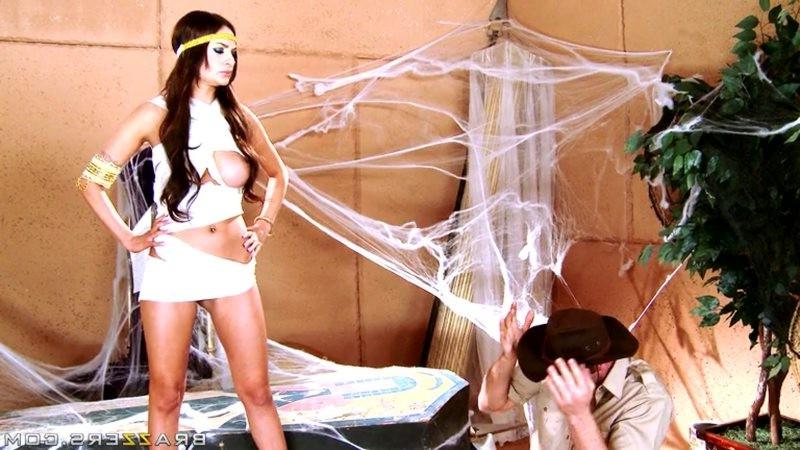 16P Amy Reid the horny sex queen banged in her tomb