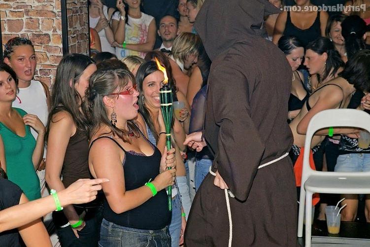 16P Horny drunk chicks fucking in public