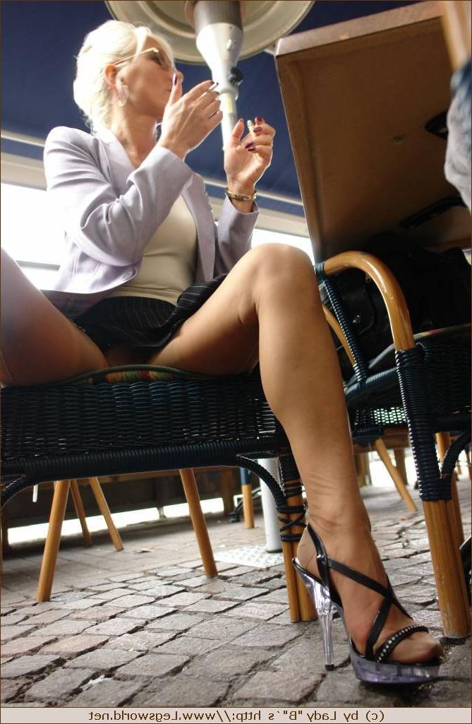 12P Amateur blonde splashing in public while smoking