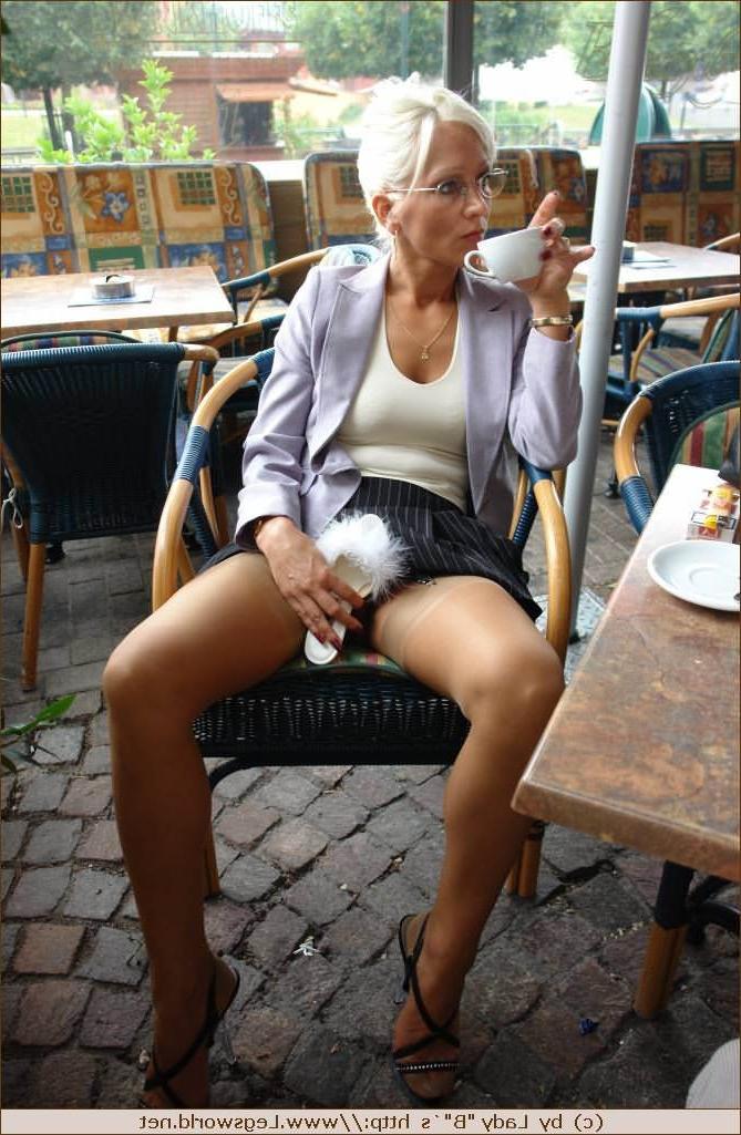 12P Amateur blonde splashing in public while smoking