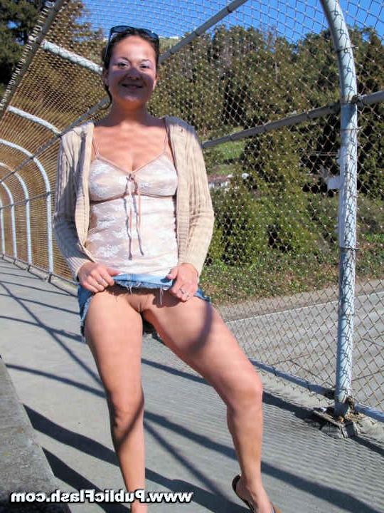 16P Big Tits Exhibitionist Savanna Flashing in Public