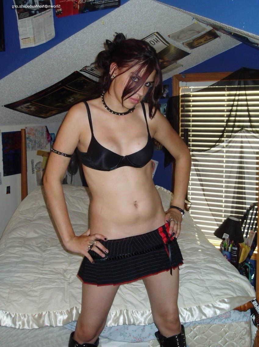 20P Amateur punk rocker chicks
