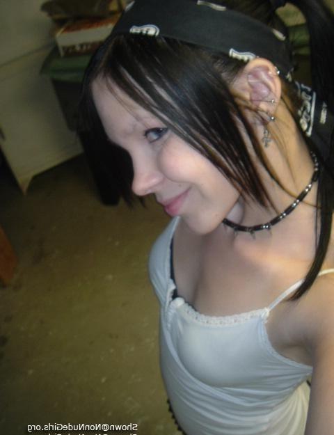 20P Amateur punk rocker chicks