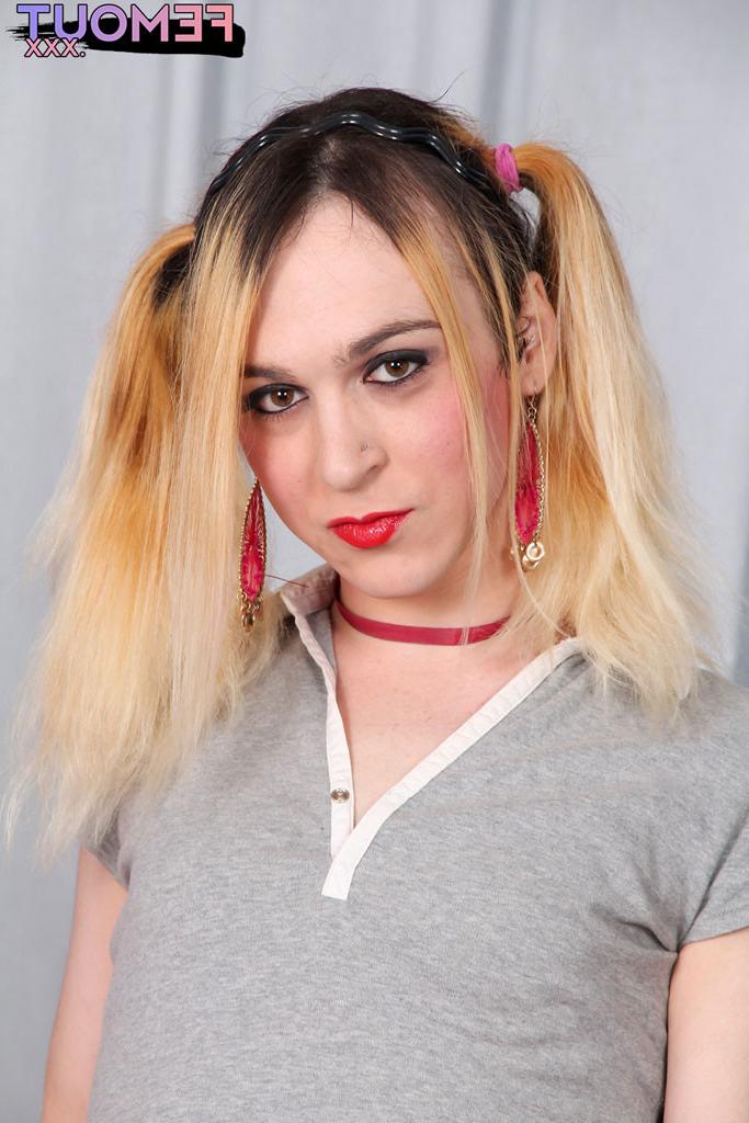 15P Amateur tranny plays with her toys