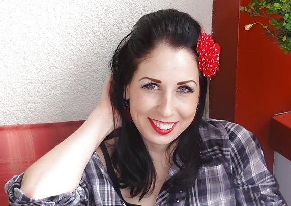 25P Comment this dirty bitch plz
