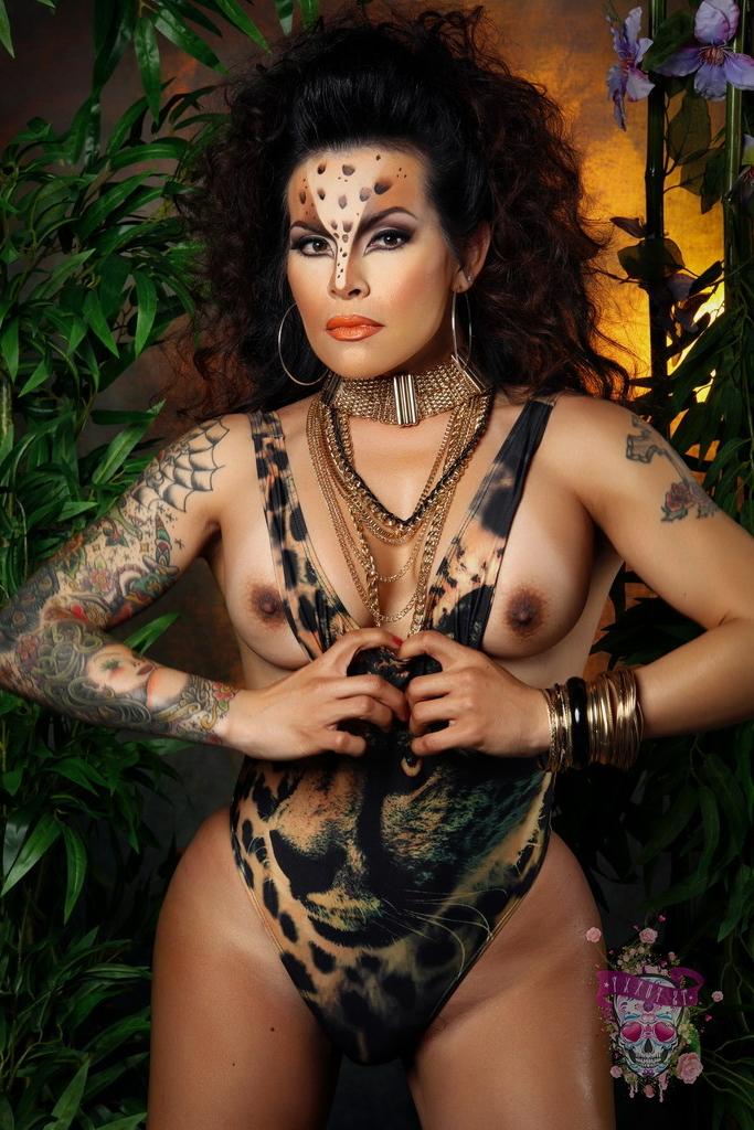 12P Jungle shemale strips