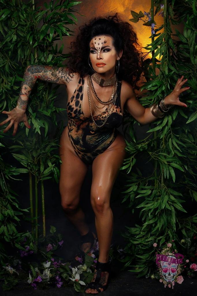 12P Jungle shemale strips