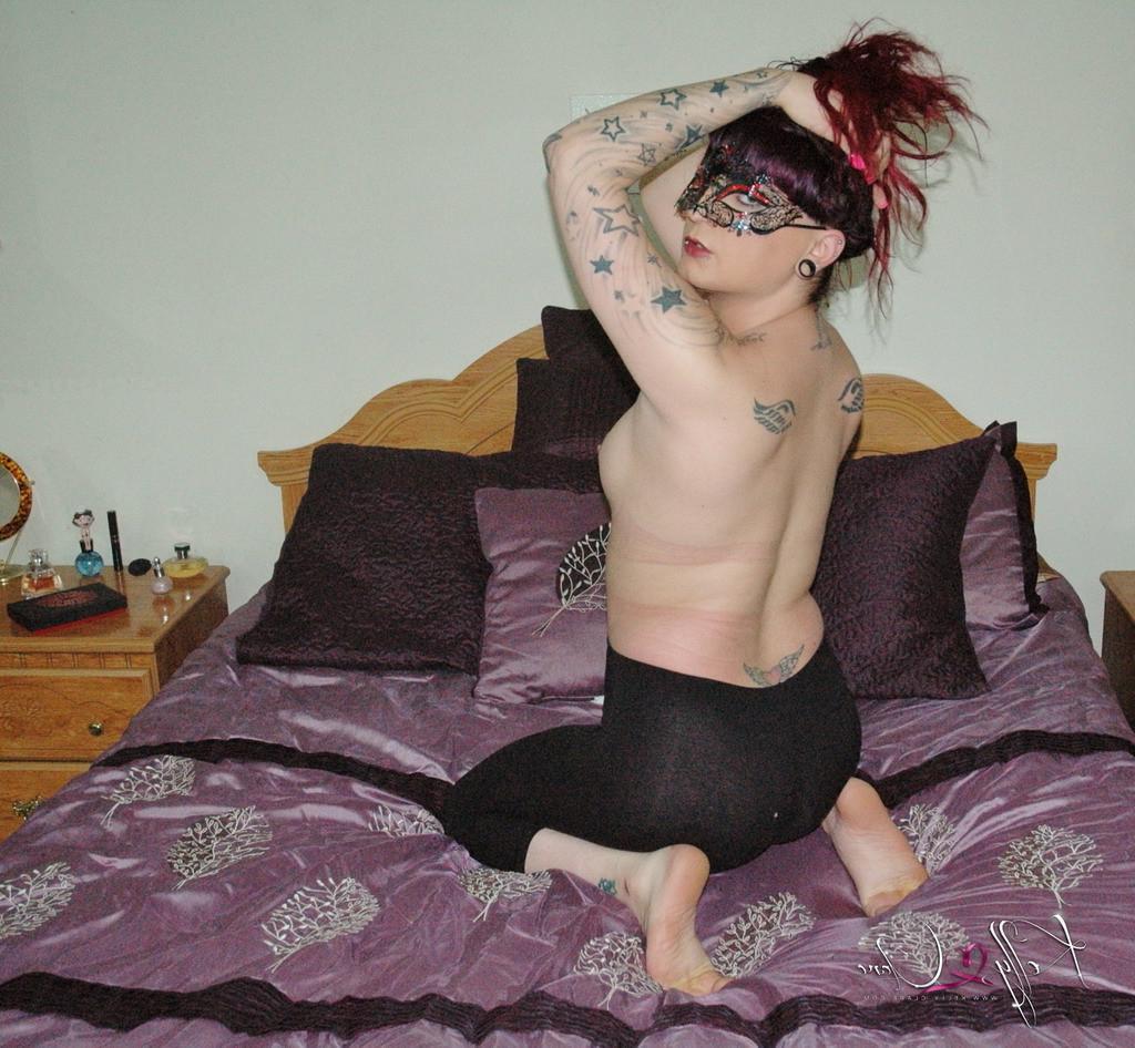 12P Wild tranny loves her dildos