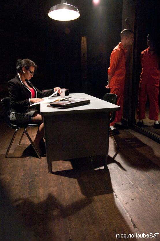 16P A tranny parole officer teaches an inmate how to behave
