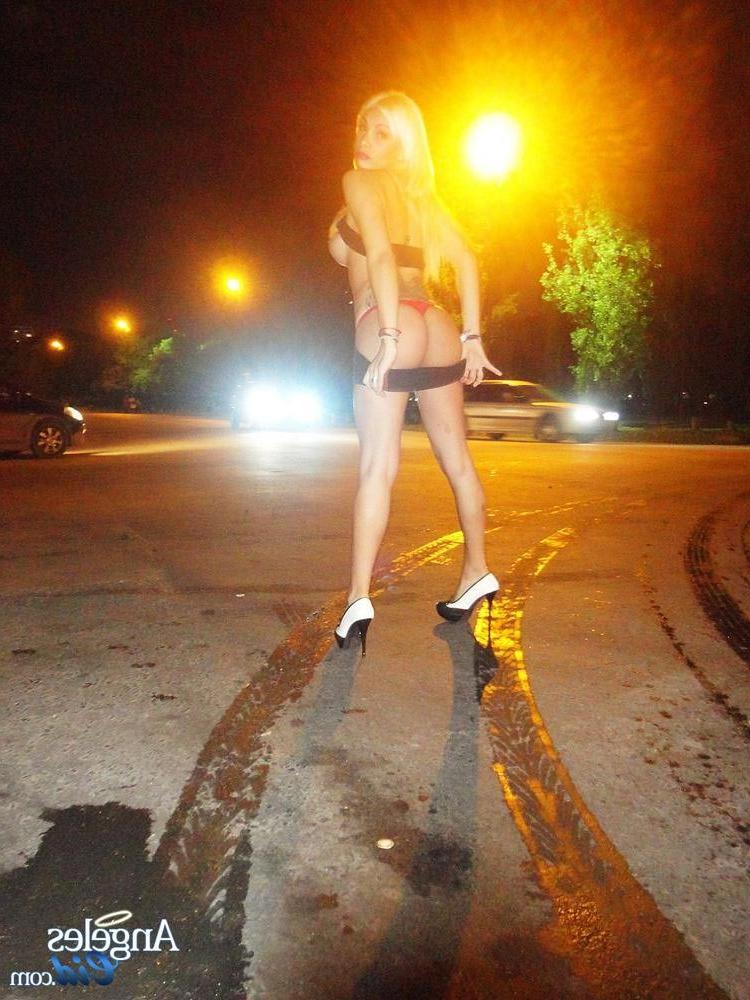 14P Horny Shemale Angeles Cid Flashes Motorists On Street For Thrills