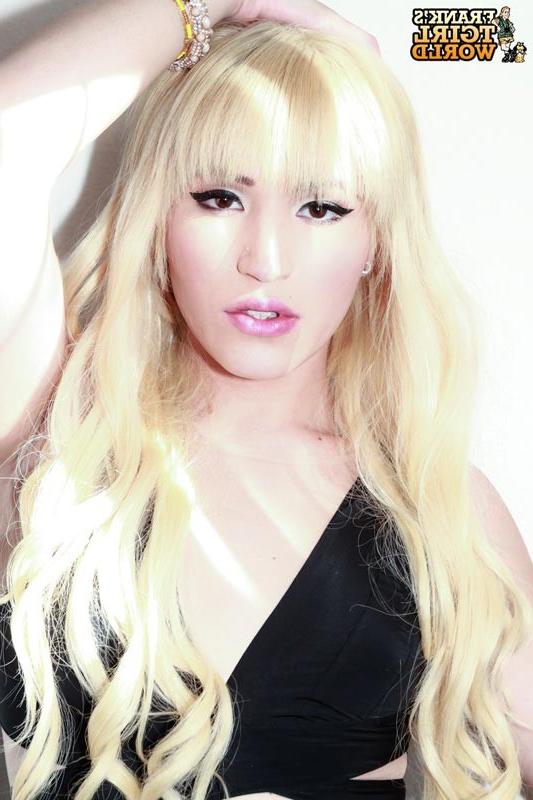 15P Hot Blonde Seductive Tranny