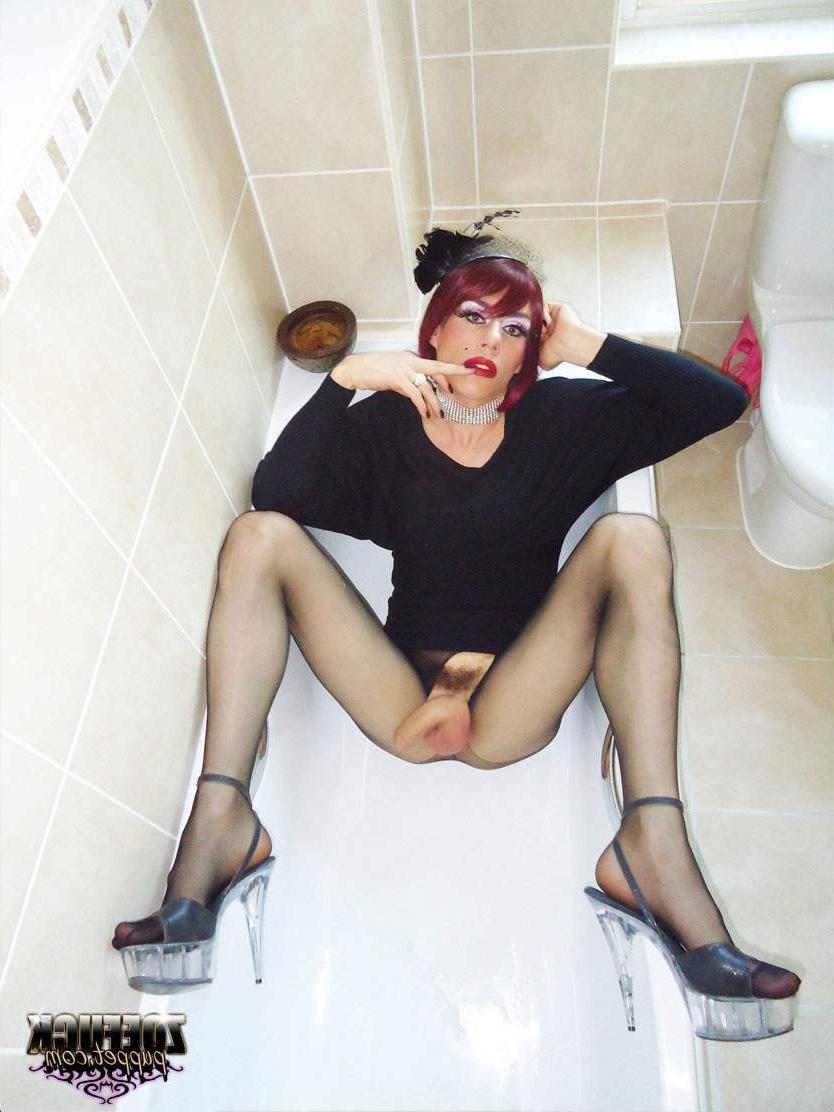 15P Tranny posing in pantyhose