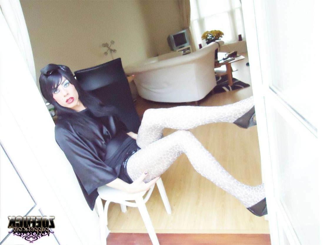 16P Tranny posing