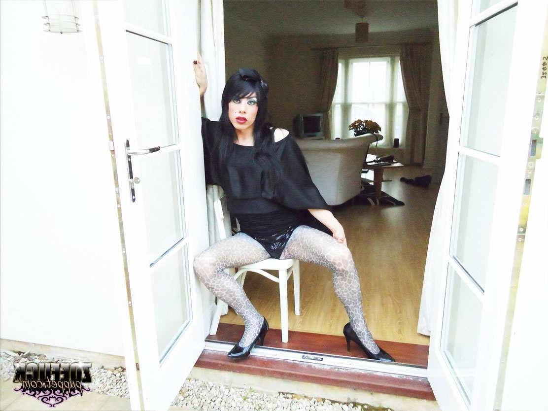 16P Tranny posing