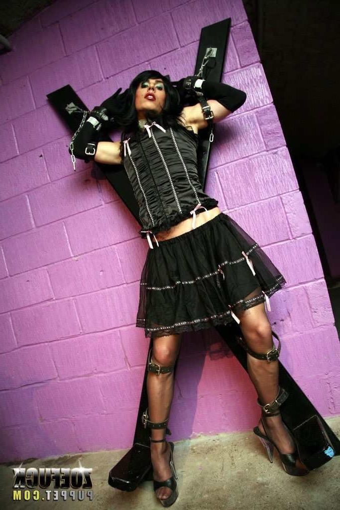 16P Tranny posing