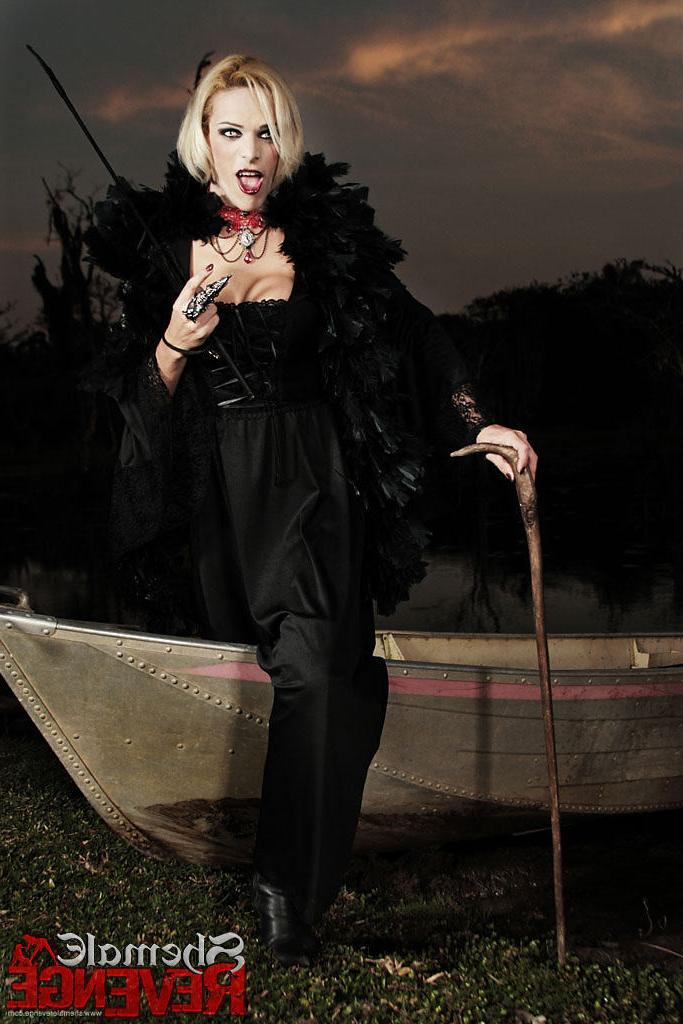 15P Shemale vampire queen bitting a human slave