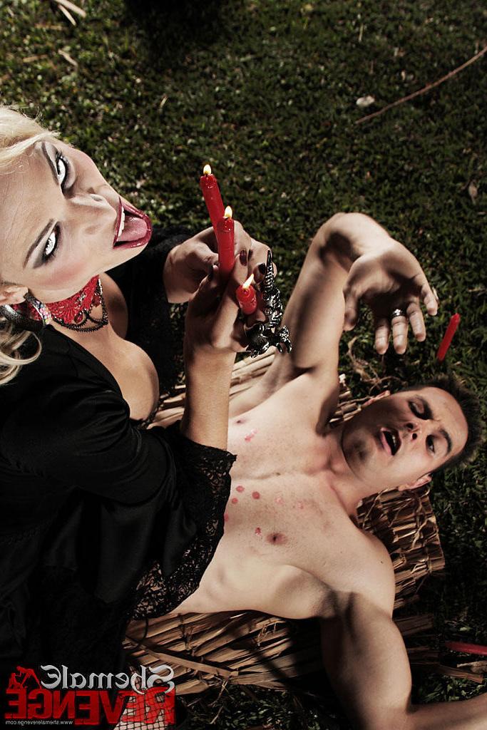 15P Shemale vampire queen bitting a human slave
