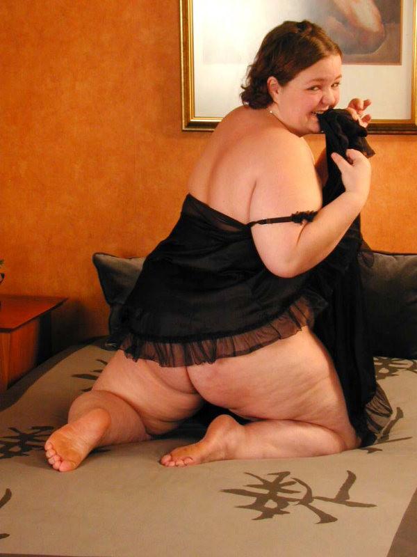 15P Huge fattie exposing a monster butt