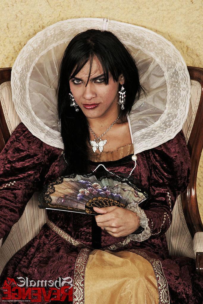 15P Shemale Queen fucking her servant