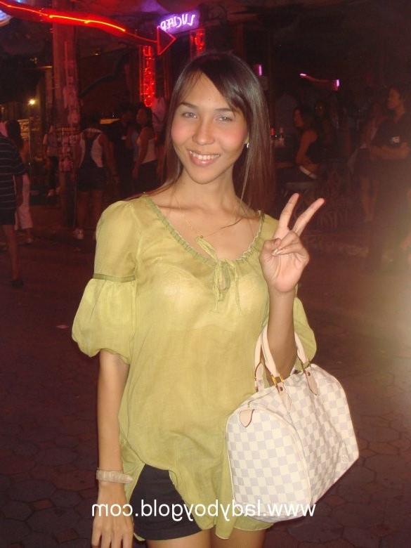 15P street walking thai shemale hookers make money