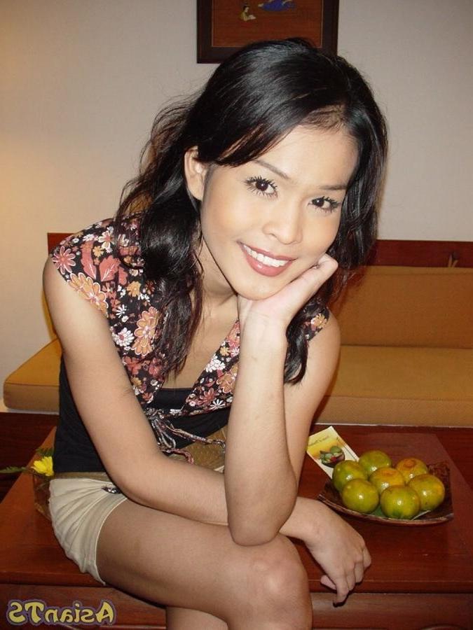 16P Teasing asian ladyboy Chui stripping at the motel