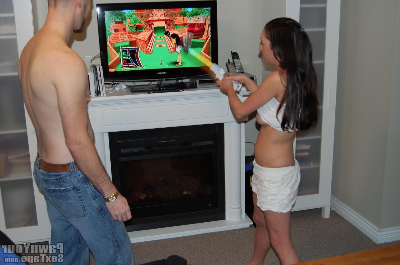 15P Roxxy and her BF play a game of strip wii golf, guess who loses