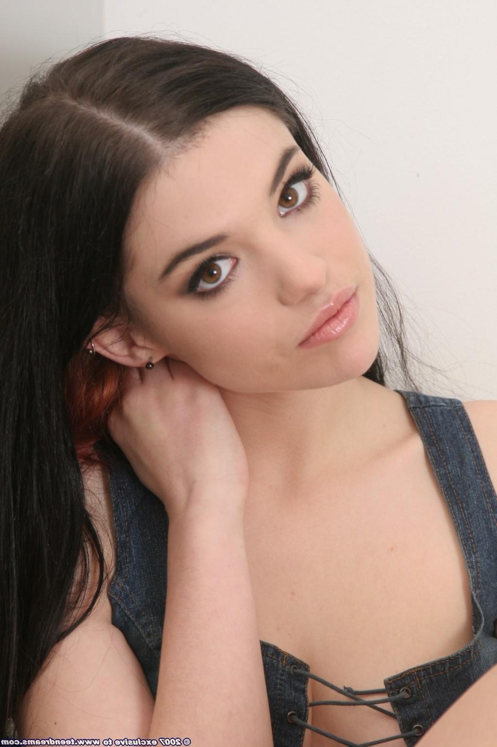 18P Czech brunette reveals her sexy body