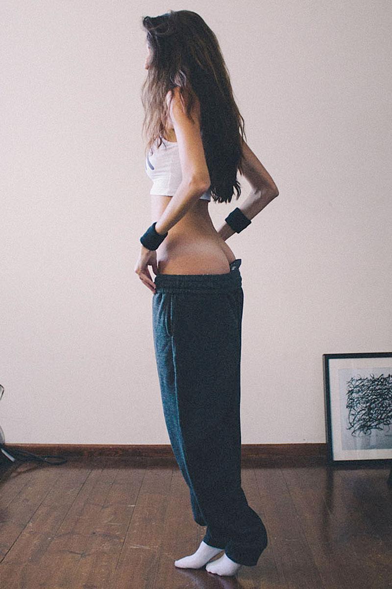 14P Topless photoset of Aimee Caba