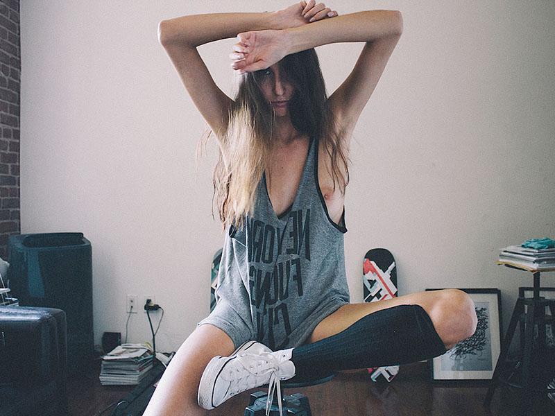 14P Topless photoset of Aimee Caba