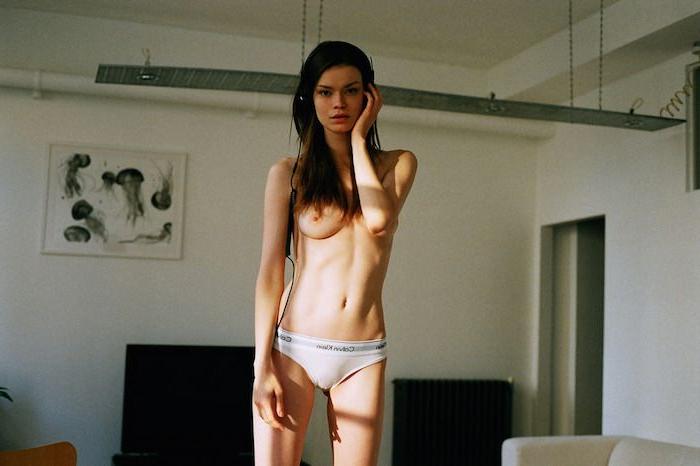 4P Alexandra Vittek Oben-ohne-Bilder