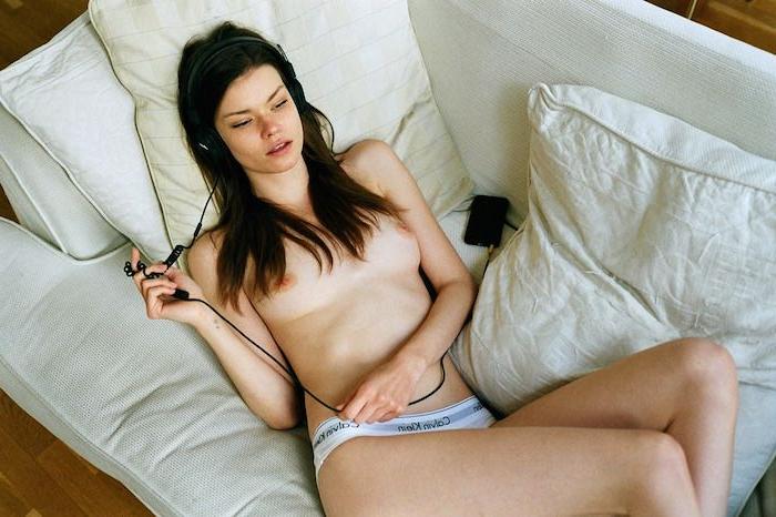 4P Alexandra Vittek Oben-ohne-Bilder