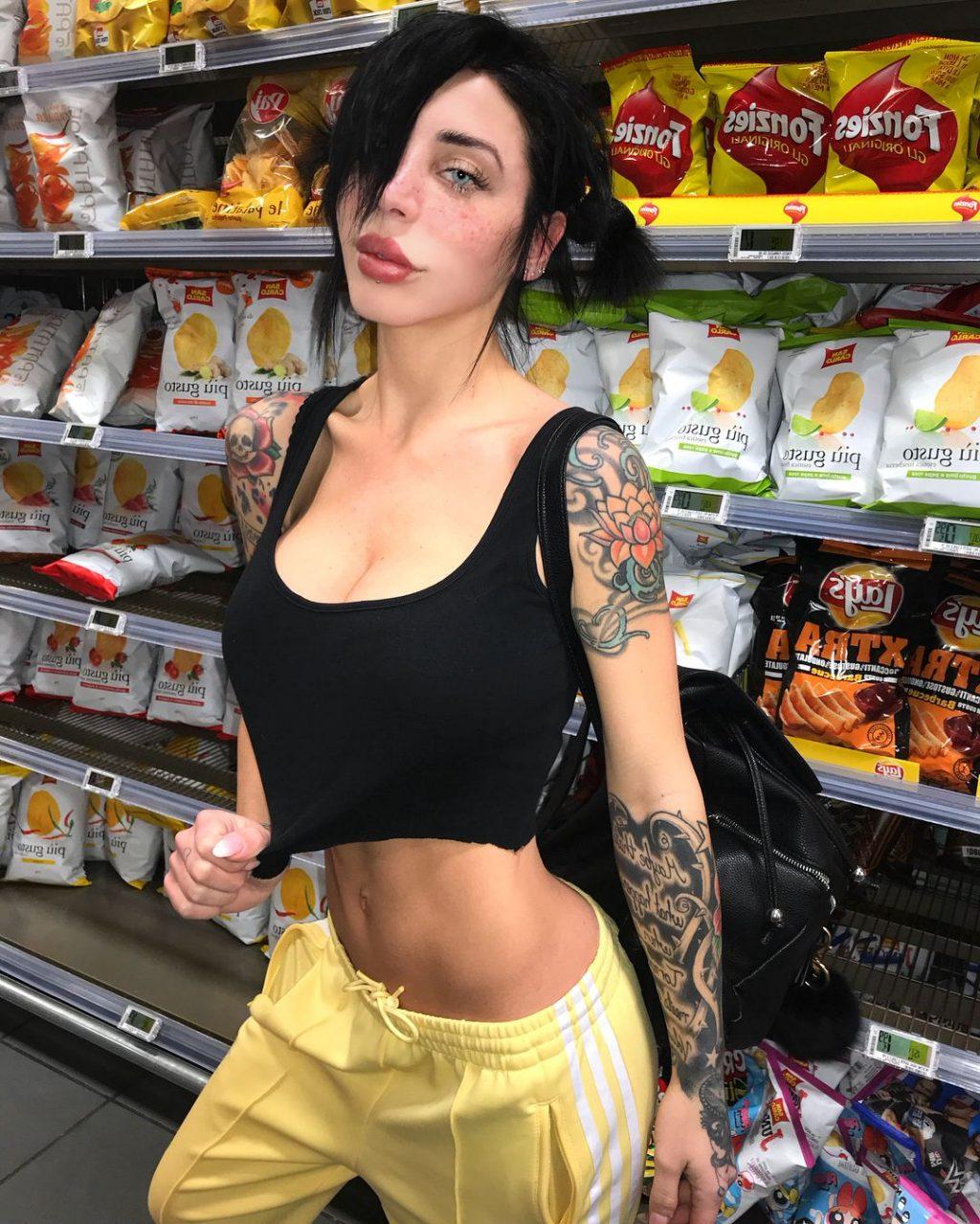 25P Alexis Mucci Topless