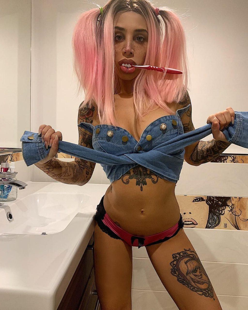 25P Alexis Mucci Topless
