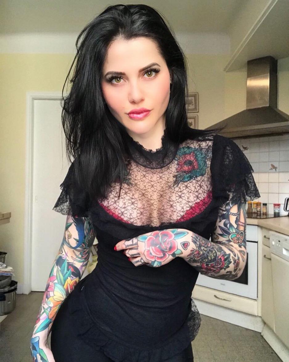 25P Aurore Pariente Topless