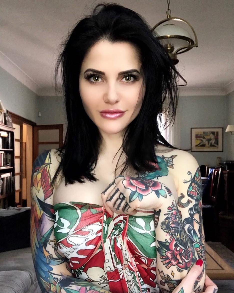 25P Aurore Pariente Topless