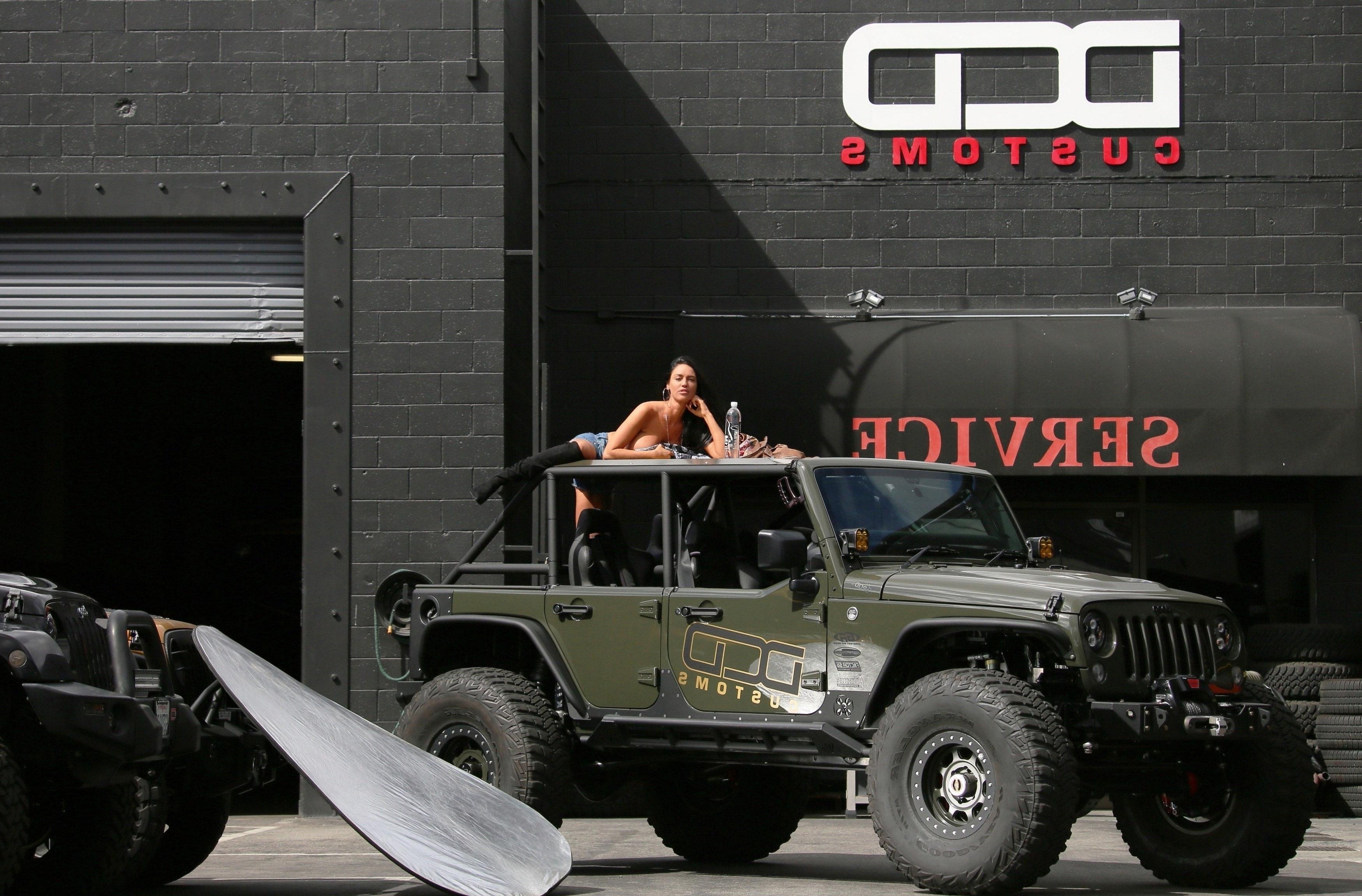 25P Charlie Riina Topless