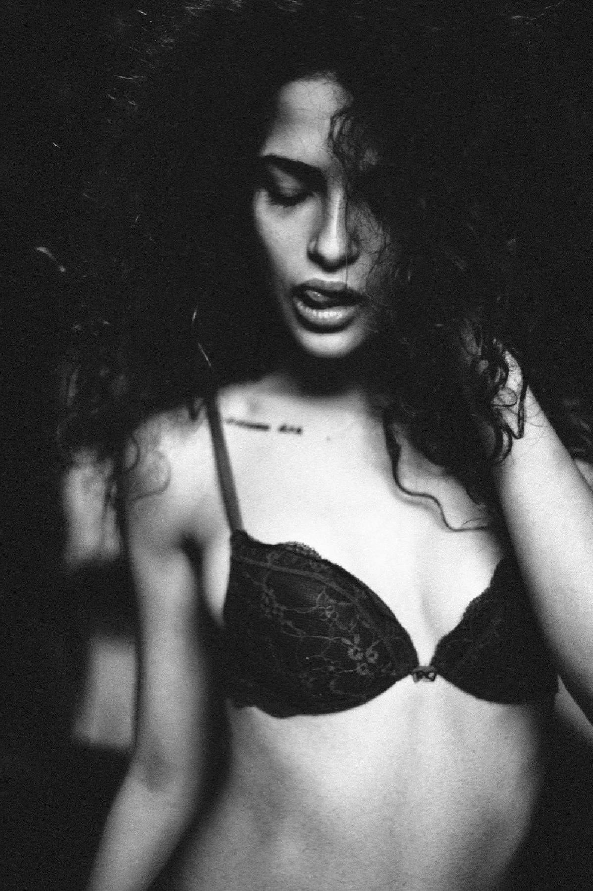 10P Topless Photos of Chiara Scelsi
