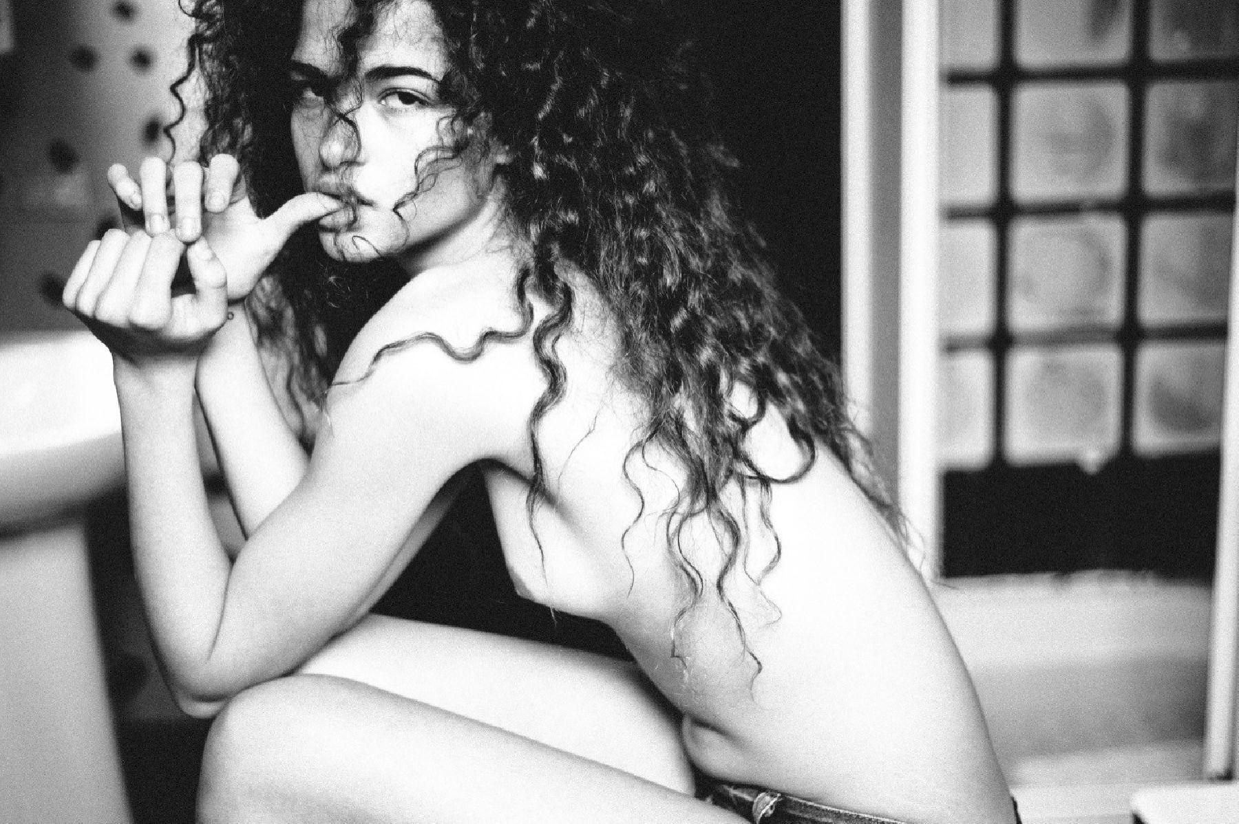 10P Topless Photos of Chiara Scelsi